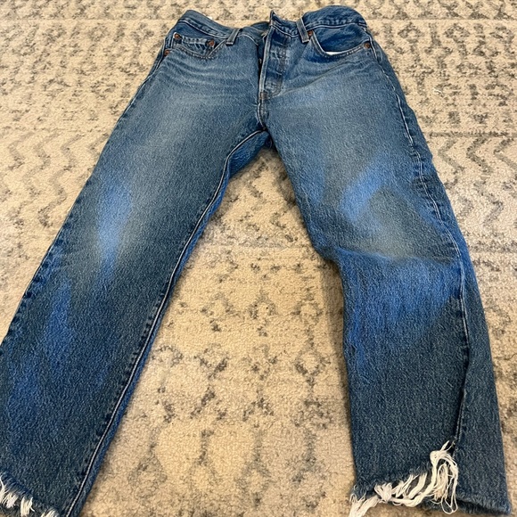 Woman's medium wash Levi jeans - Picture 1 of 8